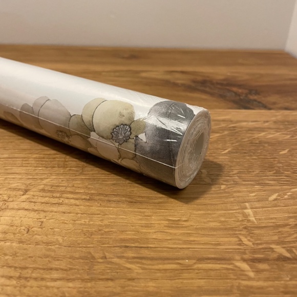 RoomMates Peel and Stick Wallpaper Watercolor Floral Bouquet RMK12030WP NEW - Picture 6 of 10